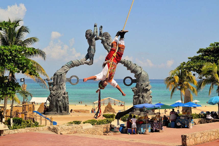 Acrobats in Playa del Carmen